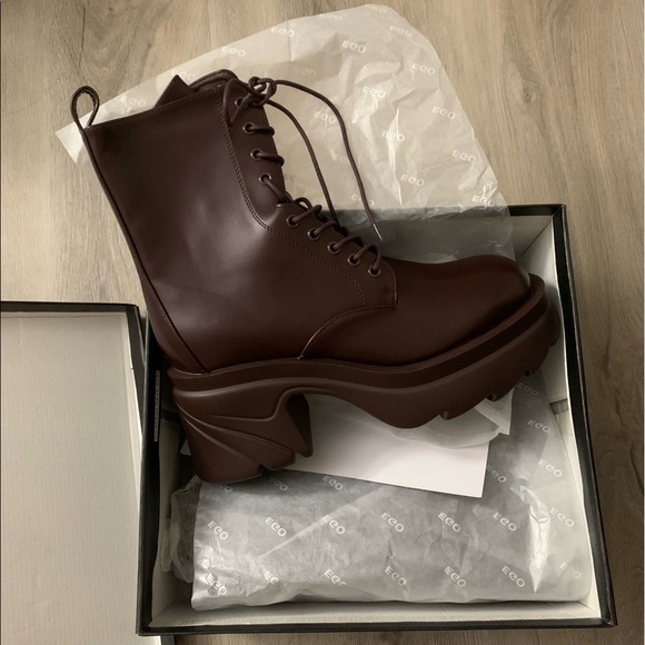 BRAND NEW Boots - Picture 2 of 2